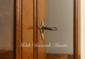 Credenza con alzata stile classico in legno massello di noce con gambe a cipolla e 2 ante a vetro